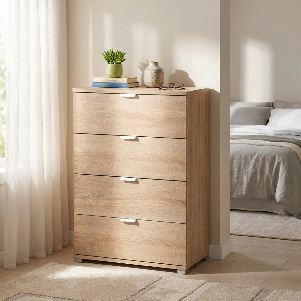 Vista angolare della cassettiera naturale inserita in un contesto abitativo luminoso con dettagli decorativi minimalisti.