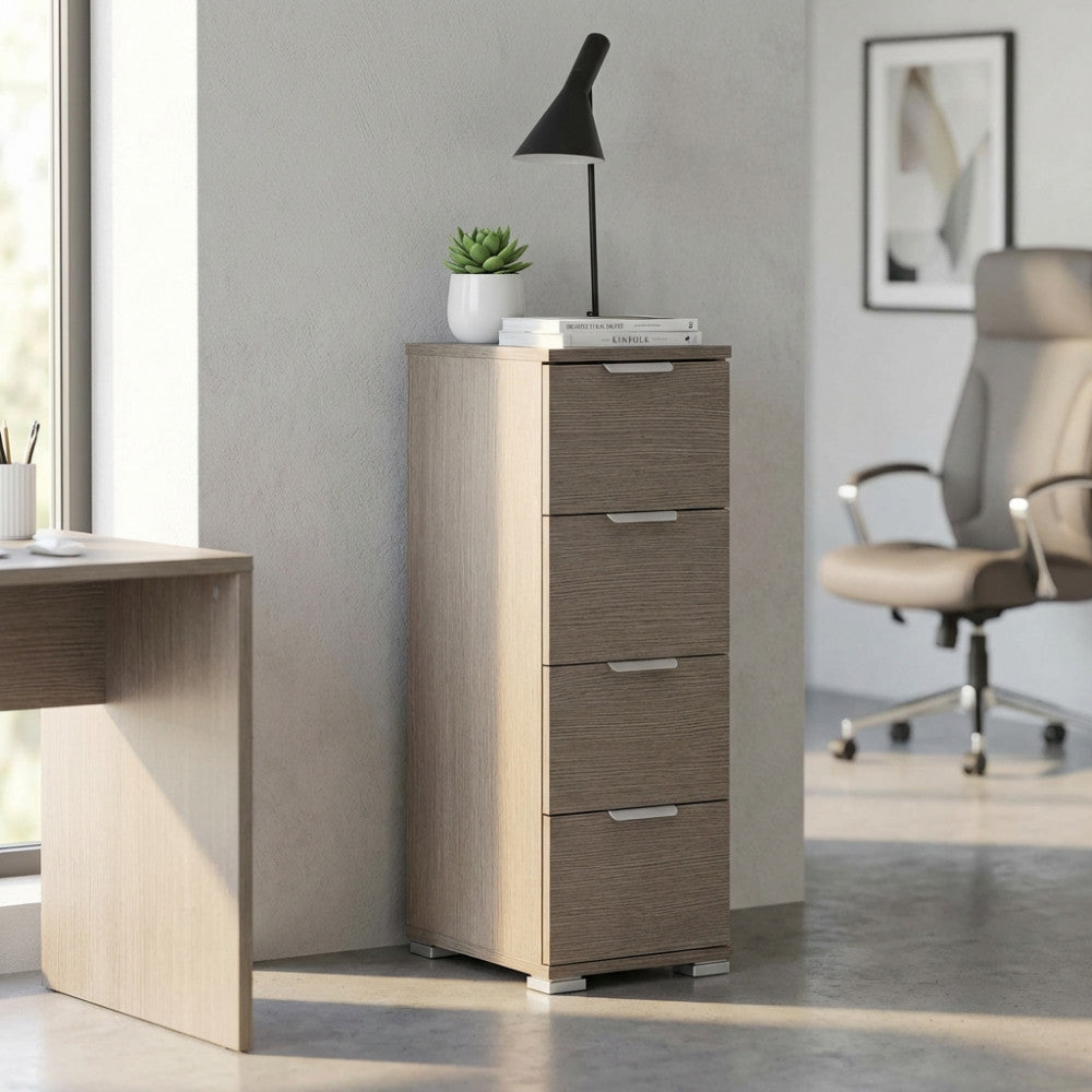 Cassettiera a 4 cassetti in rovere grigio ambientata in un elegante home office moderno.