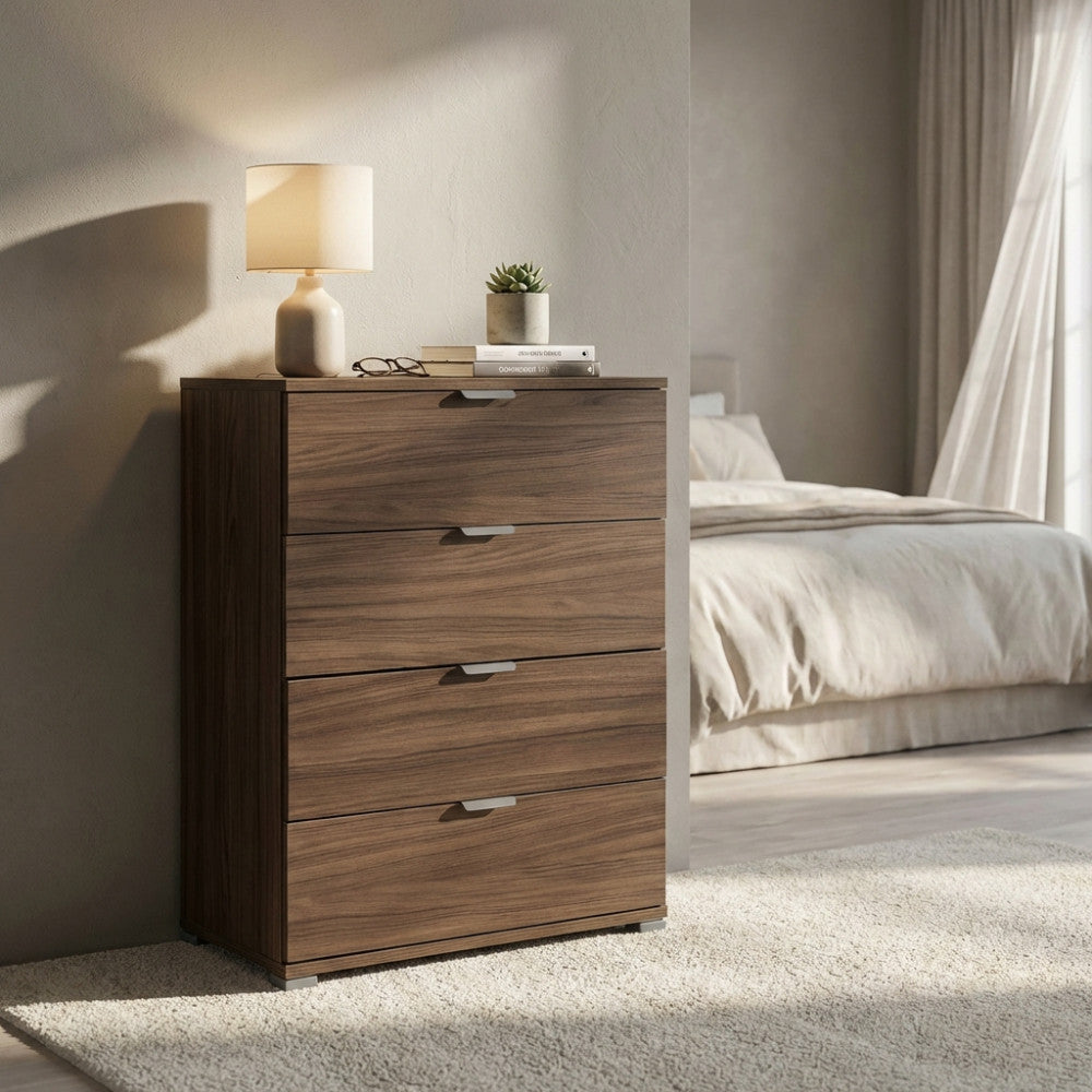 Prospettiva angolare della cassettiera in legno bilaminato marrone, che evidenzia le eleganti maniglie metalliche e l'integrazione in un interno minimalista.