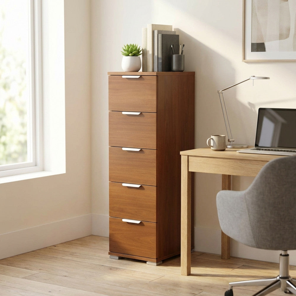 Cassettiera 5 cassetti in truciolare bilaminato tinta noce inserita in un luminoso angolo studio.