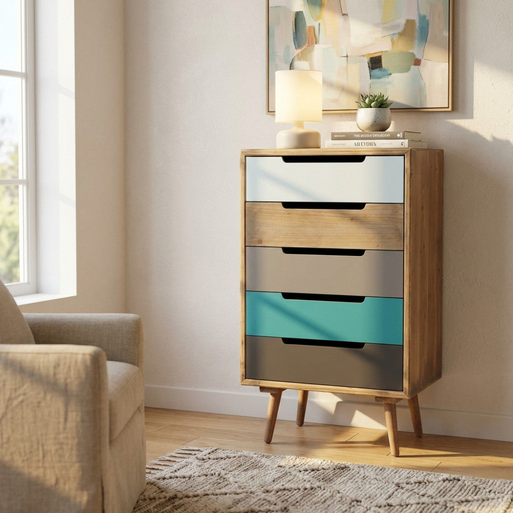Dettaglio dei cassetti con maniglie a fessura della cassettiera Cosma