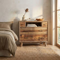 Cassettiera Nelson in pino riciclato marrone, ambientata in una camera da letto dai toni neutri con luce naturale.