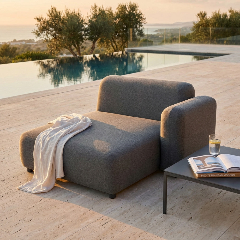 Dettaglio della chaise longue Tucumã grigio scuro con coperta in lino.