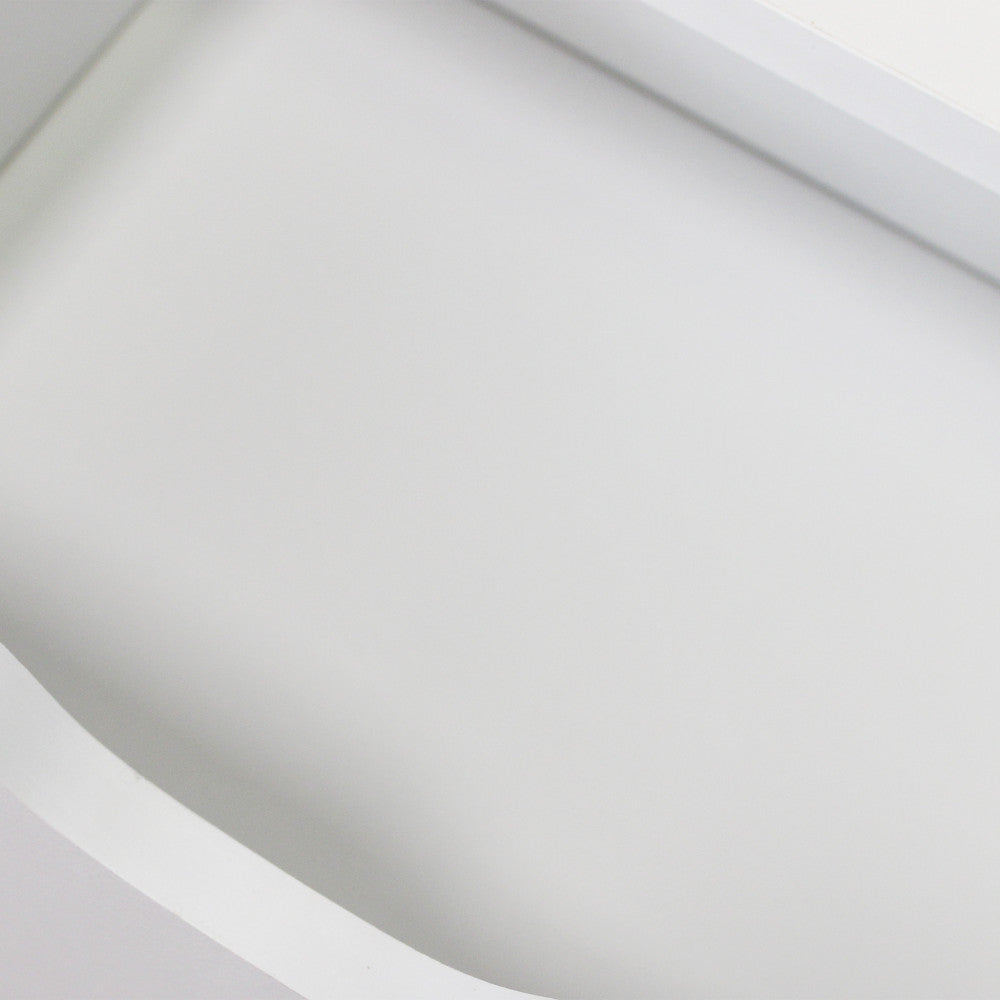 Interno del cassetto bianco del comodino, superficie liscia e curata.