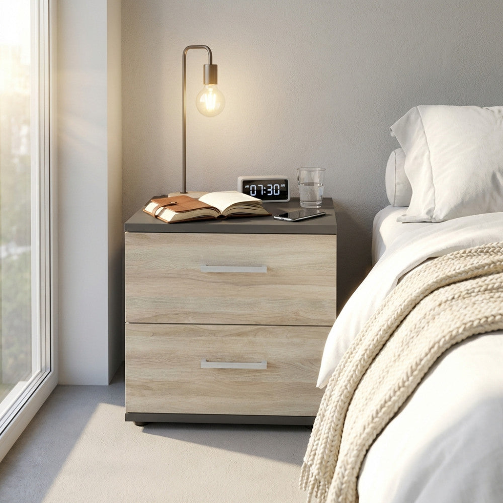 Dettaglio del comodino Ares con finitura olmo grigio accanto a un letto matrimoniale con tessuti chiari.