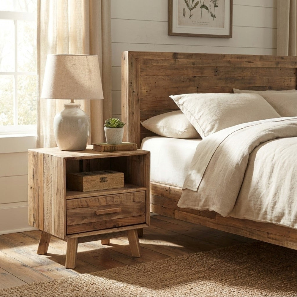Comodino Fabian inserito in una camera da letto dal design organico, abbinato a una testiera in legno coordinata e tessuti neutri.