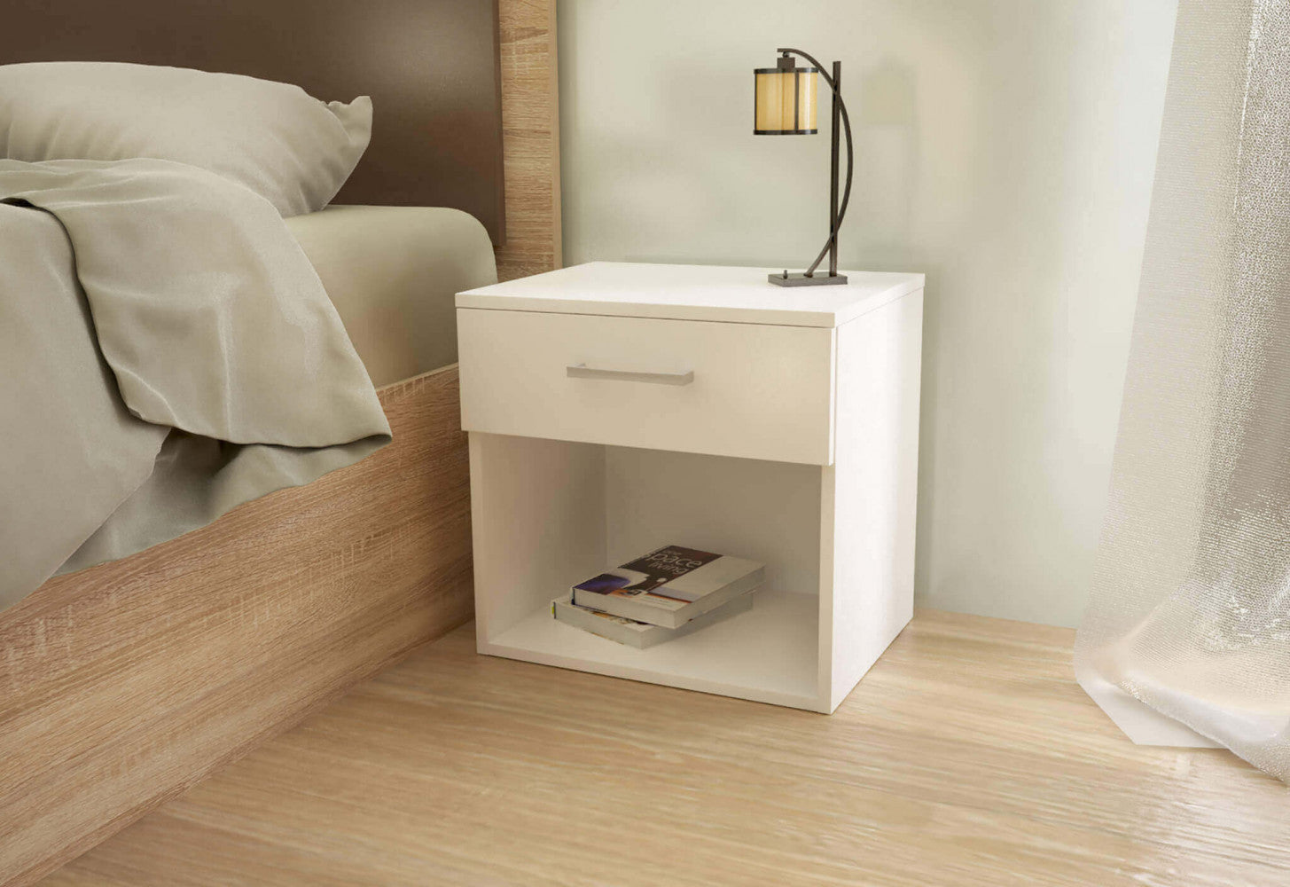 Comodino di lusso bianco situato vicino a una struttura letto in legno, arricchito da libri e una lampada di design.