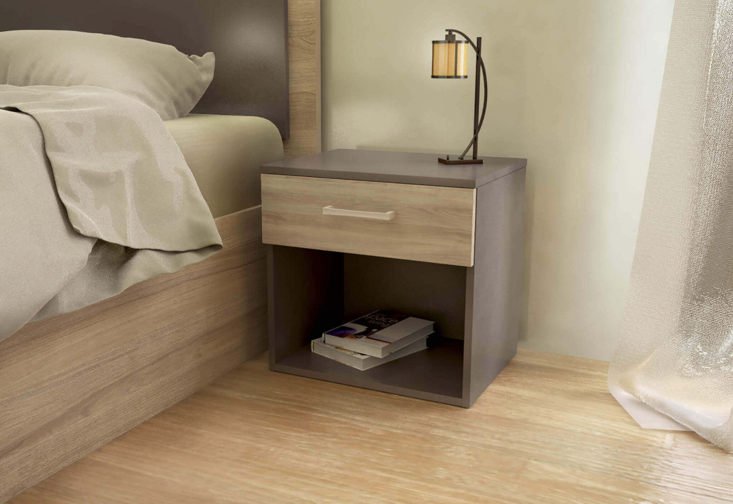 Ambientazione serale del comodino con lampada da tavolo accesa, che esalta le texture materiche del truciolare bilaminato.
