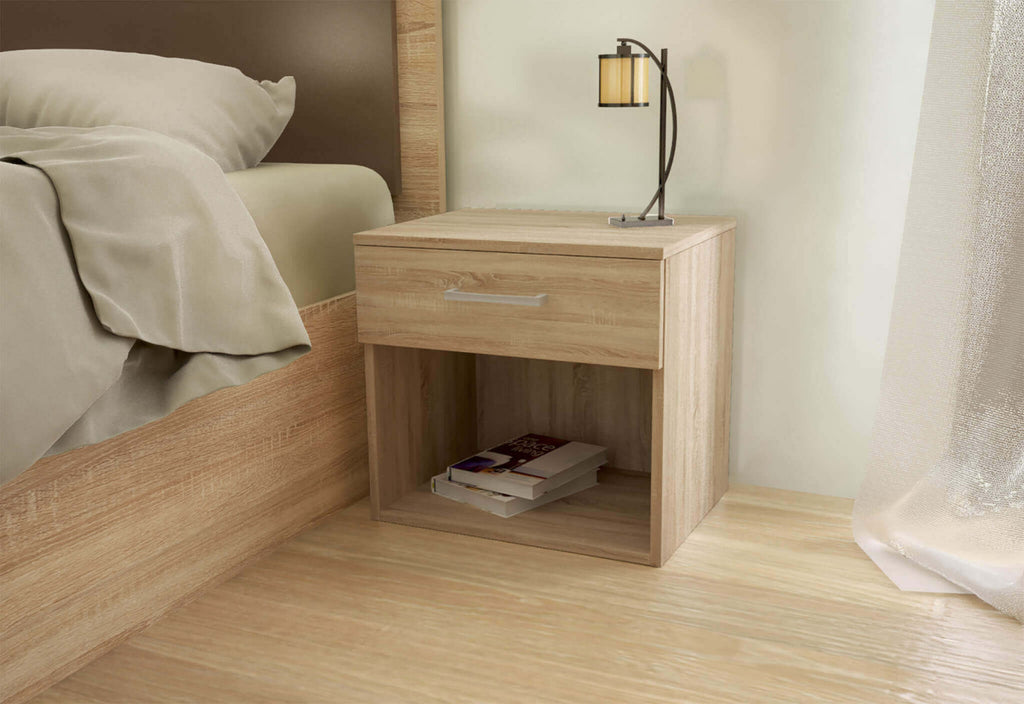 Comodino inserito in un contesto notte elegante con lampada da lettura e letto in tessuto.