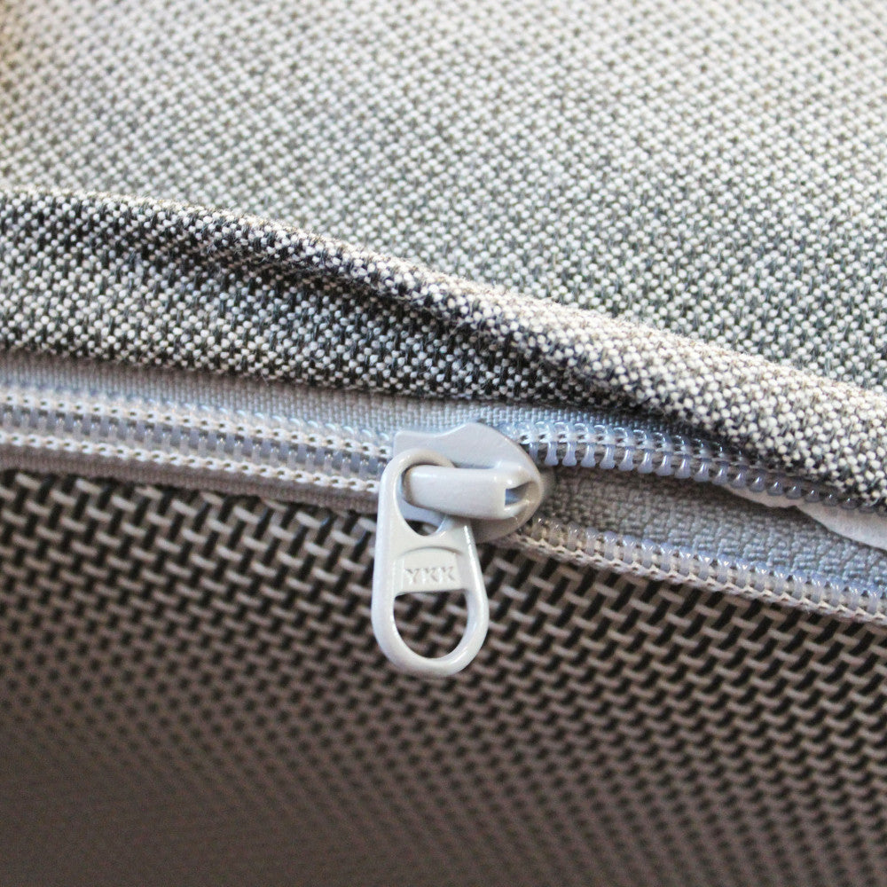 Dettaglio ravvicinato della zip e delle cuciture premium sul cuscino del daybed Camanã.