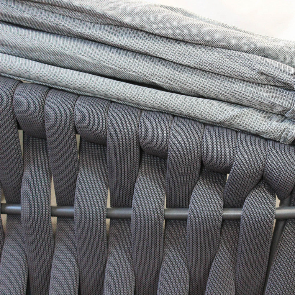 Primo piano della texture in wicker intrecciato a mano e del tessuto in poliestere ripiegato.