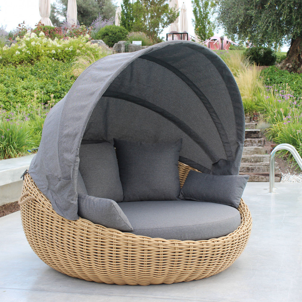 Conchiglione da Esterno Manila con struttura in alluminio, rivestimento in wicker marrone e cuscini grigio scuro.