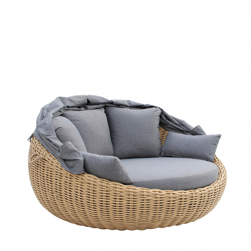 Conchiglione da Esterno Manila con struttura in alluminio, rivestimento in wicker marrone e cuscini grigio scuro.