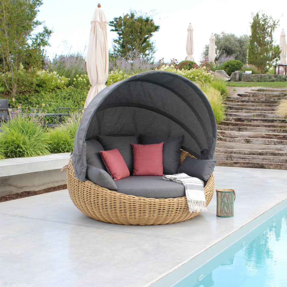 Conchiglione da Esterno Manila con struttura in alluminio, rivestimento in wicker marrone e cuscini grigio scuro.