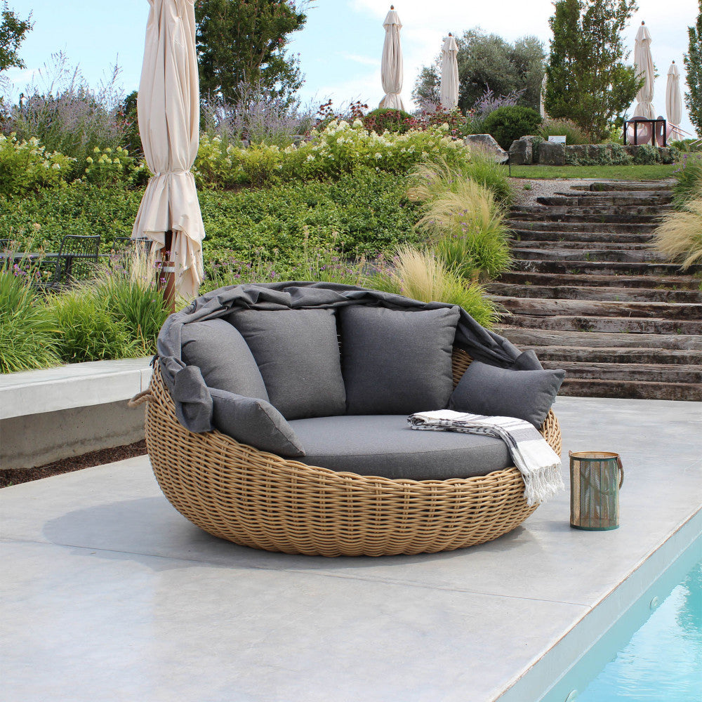 Conchiglione da Esterno Manila con struttura in alluminio, rivestimento in wicker marrone e cuscini grigio scuro.