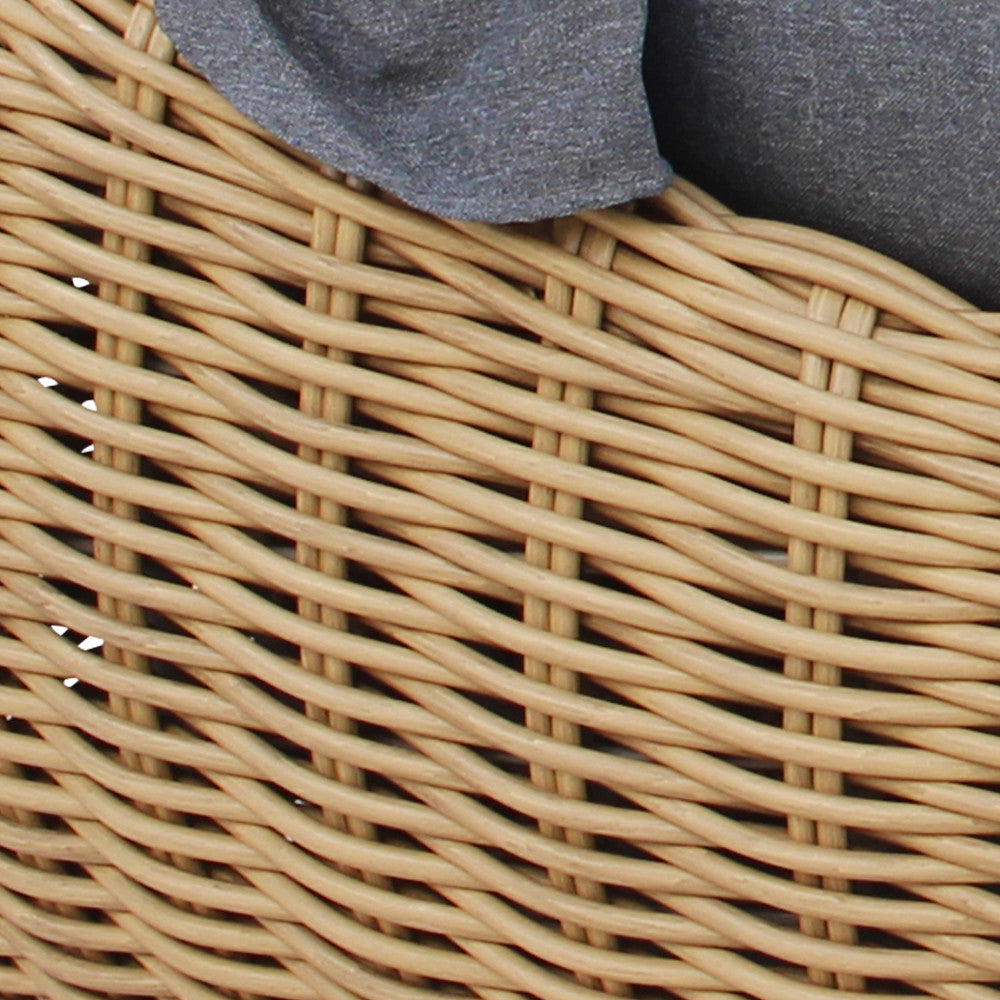 Conchiglione da Esterno Manila con struttura in alluminio, rivestimento in wicker marrone e cuscini grigio scuro.