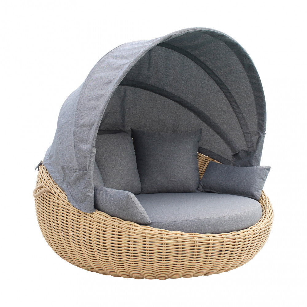 Conchiglione da Esterno Manila con struttura in alluminio, rivestimento in wicker marrone e cuscini grigio scuro.