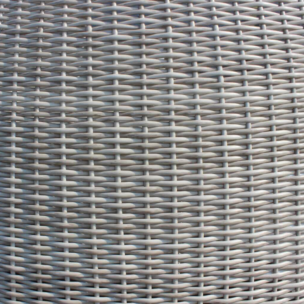 Dettaglio macro della trama in wicker marrone, che mostra la precisione dell'intreccio e la texture tattile del materiale.