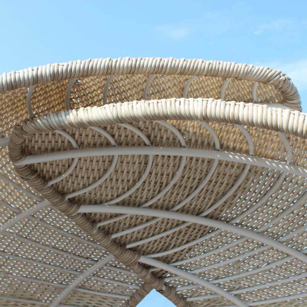 Dettaglio della struttura superiore a baldacchino del conchiglione, con telaio in alluminio a vista e rivestimento in wicker intrecciato.