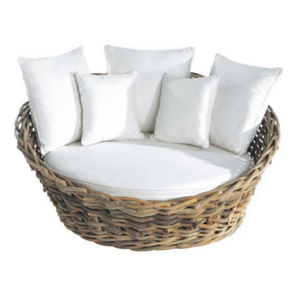 Vista in studio del divano Boho in rattan Conchiglione Quarter, che ne evidenzia la robusta struttura intrecciata e la comoda seduta.