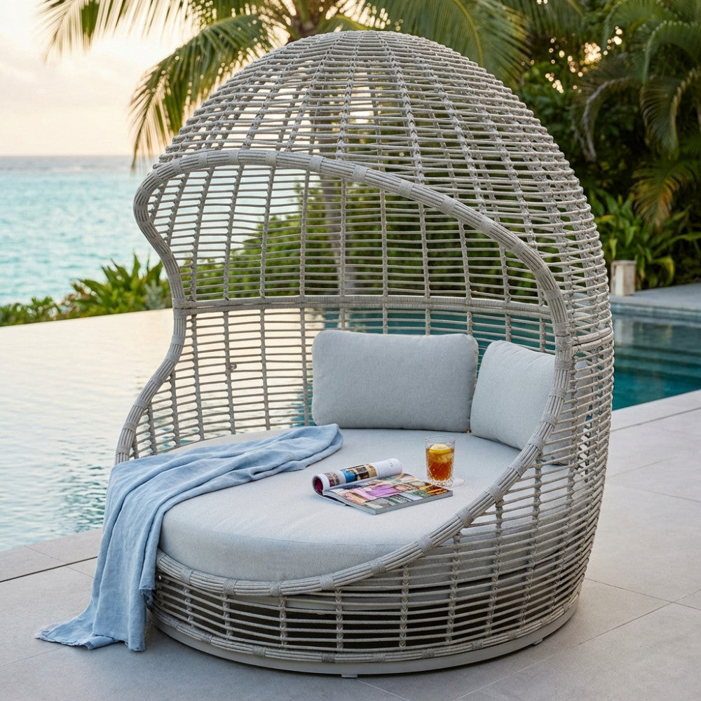Daybed Conchiglione Ushuaia in wicker grigio chiaro a bordo piscina.
