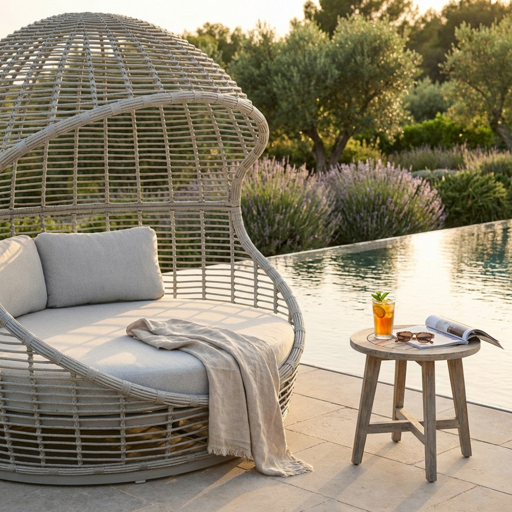 Lettino prendisole Ushuaia con cuscini sfoderabili in un giardino mediterraneo.