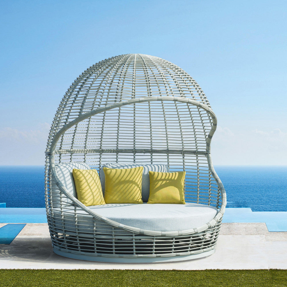 Daybed Ushuaia ambientato su una terrazza moderna con vista sull'oceano.