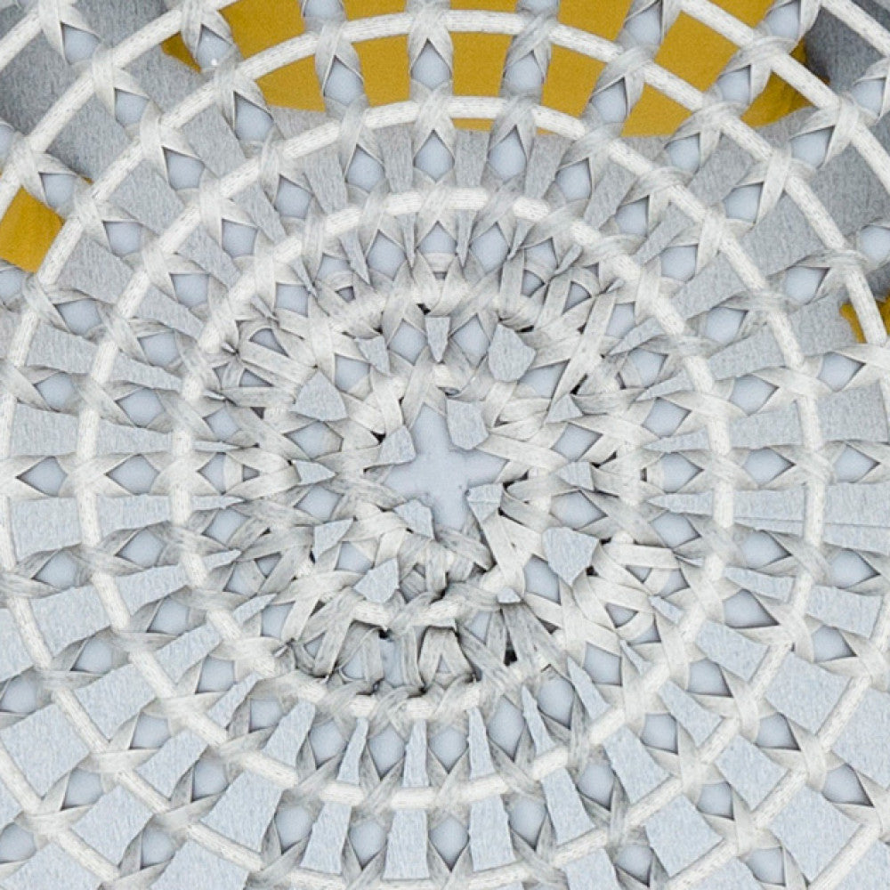 Dettaglio ravvicinato dell'intreccio in wicker grigio chiaro del tetto.