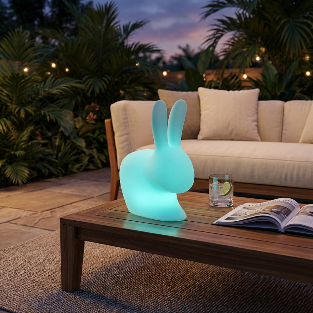 Dettaglio della lampada coniglietto azzurro illuminato in un salotto all'aperto.