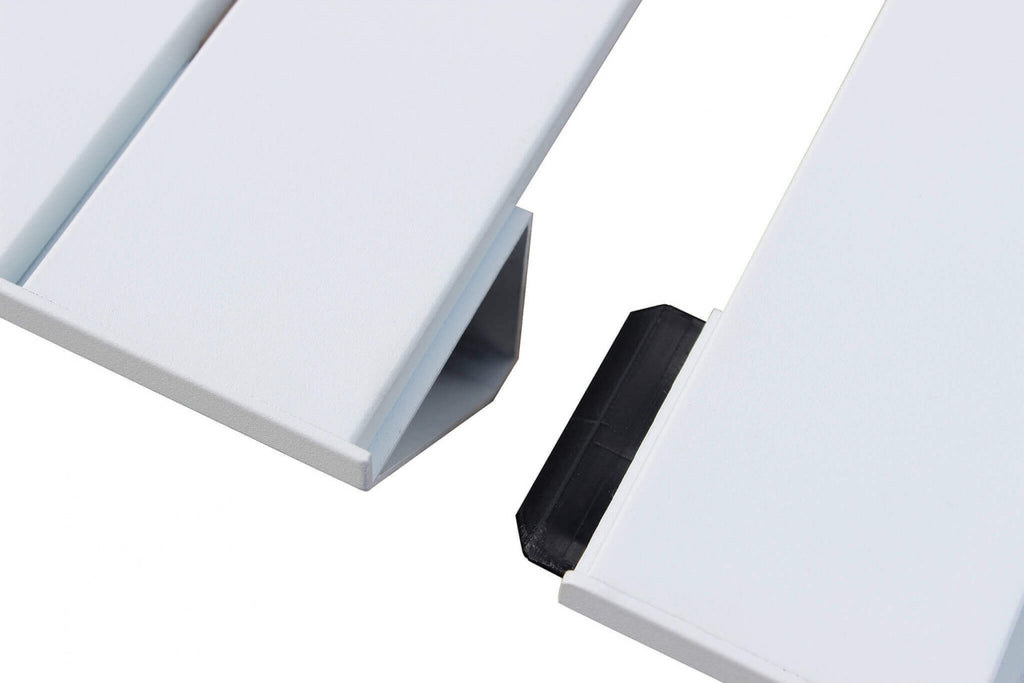 Consolle allungata in alluminio su un terrazzo arredato per una cena.