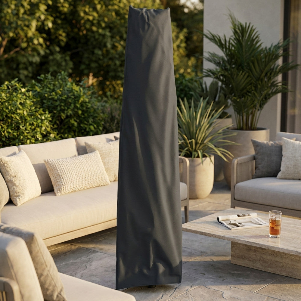 Copertura per ombrellone Giove in poliestere antracite, integrata in un elegante salotto da esterni con divani chiari.
