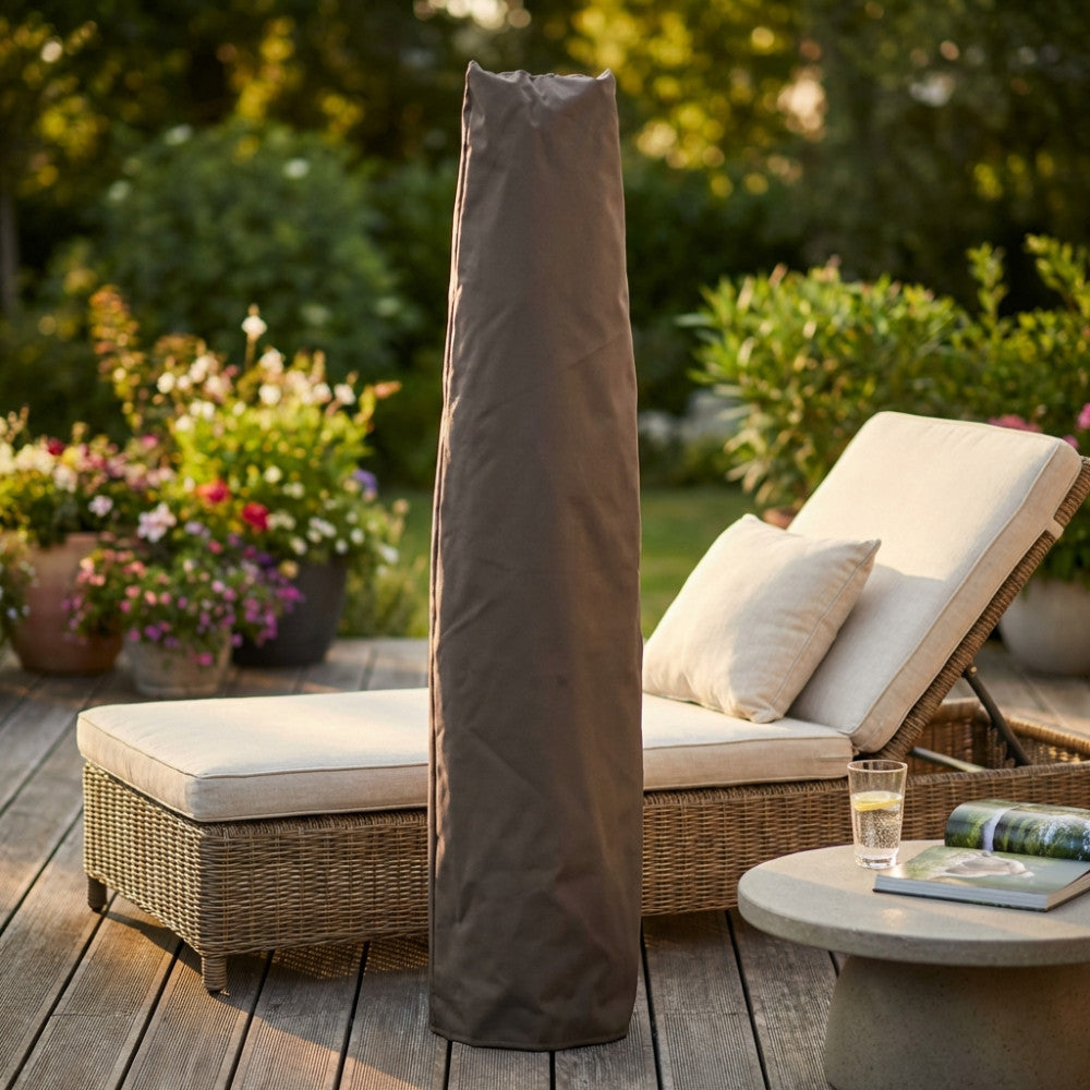 Copertura per ombrellone Giove dal design moderno, situata su una terrazza in legno vicino a un lettino prendisole in rattan e un tavolino in cemento.