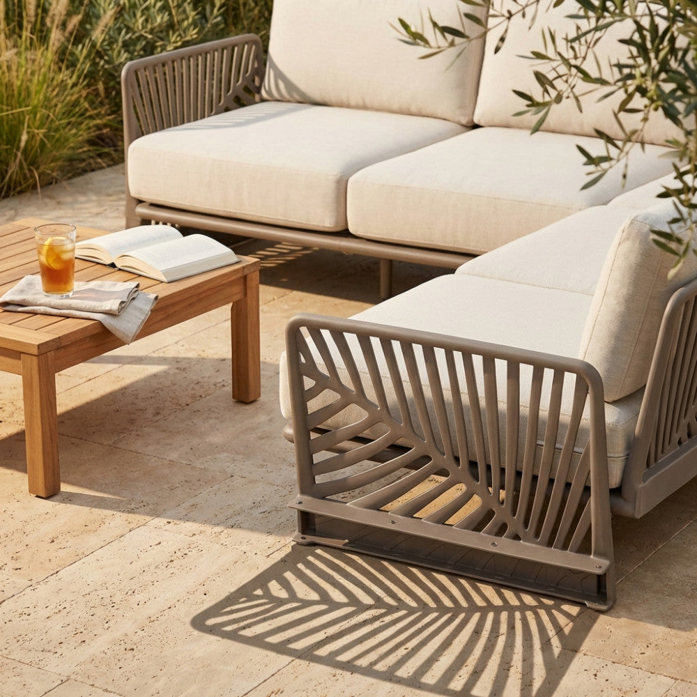 Vista ravvicinata del bracciolo Guaranà color taupe, che mostra la solida struttura architettonica e il design organico.