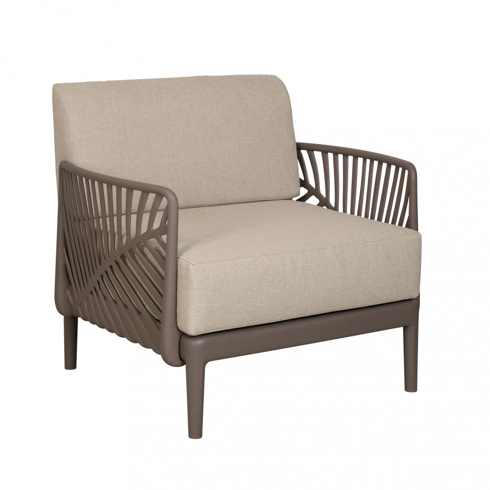 Poltrona singola da esterno con braccioli in polipropilene taupe e cuscini beige, che illustra l'eleganza dei volumi.