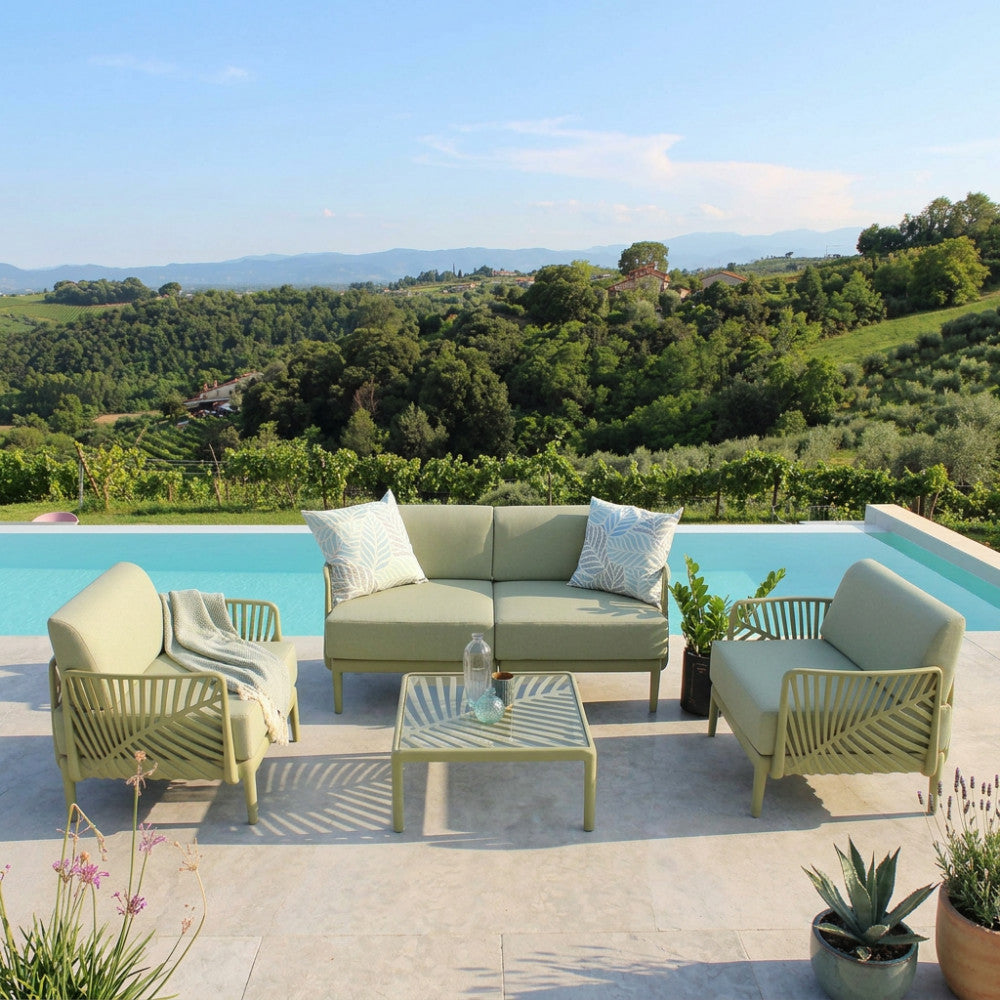 Dettaglio del salotto da giardino Guaranà verde oliva con cuscini decorativi.