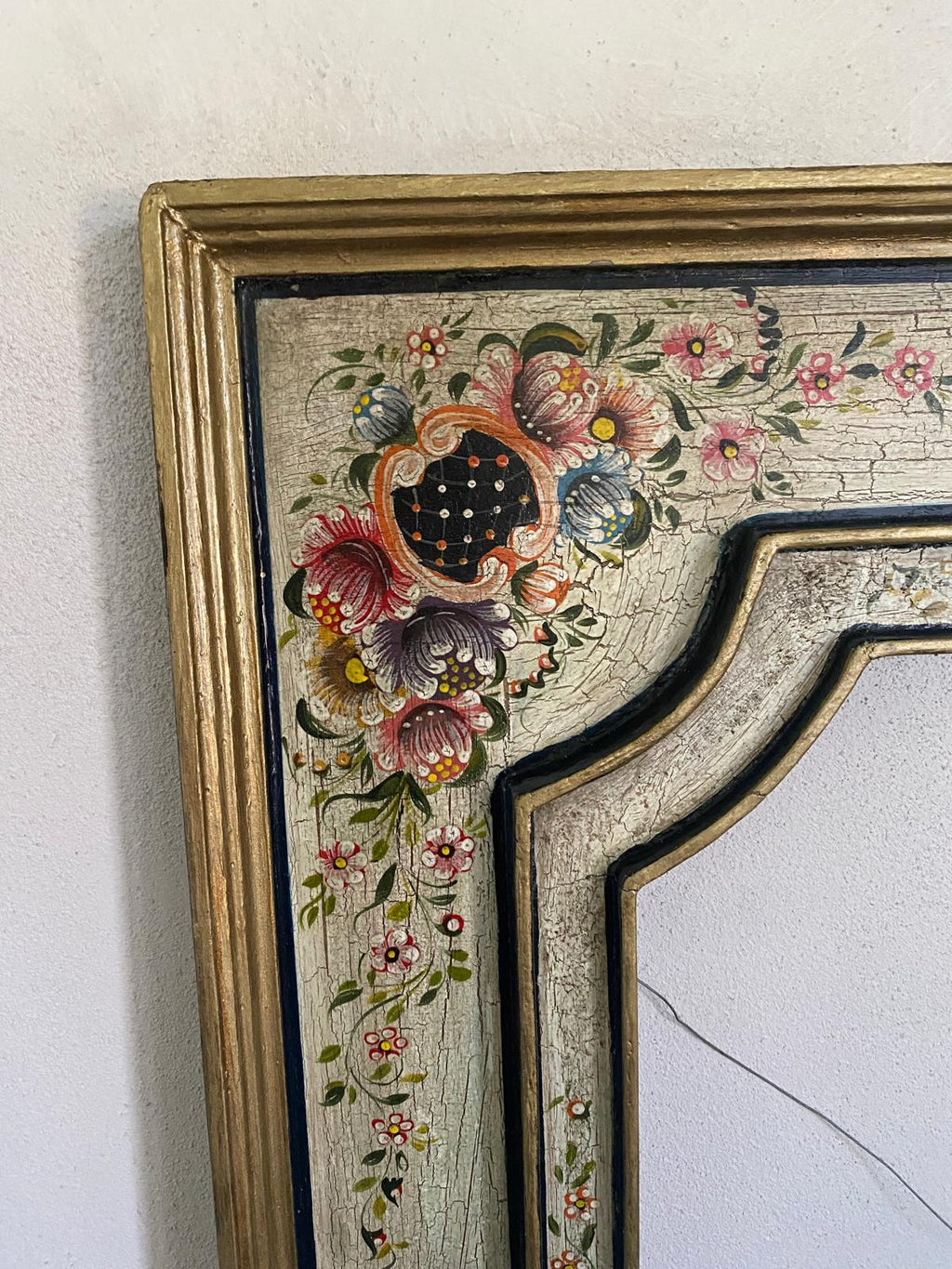 Cornice per specchio in legno intagliato.