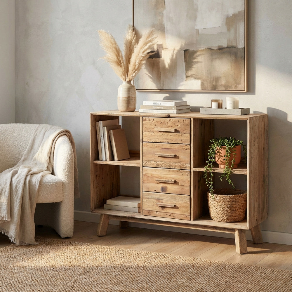Vista frontale della credenza vintage Adam con cassetti centrali e vani a giorno, decorata con vasi e piante.
