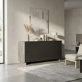 Credenza Carlile antracite e rovere chiaro ambientata in un living luminoso con decorazioni minimaliste.