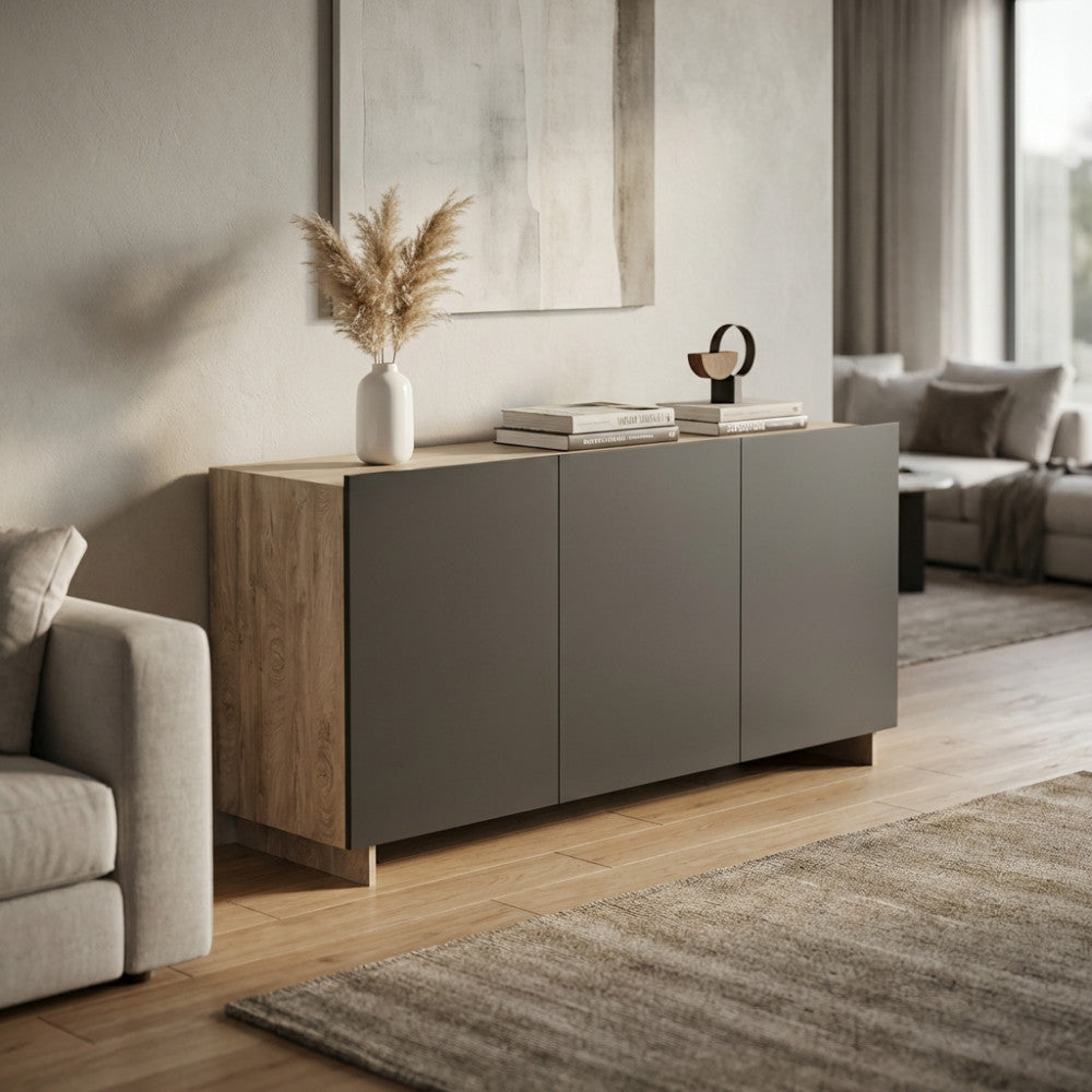 Vista angolare della credenza Carlile che mostra il contrasto tra le ante scure e la struttura in finitura legno.