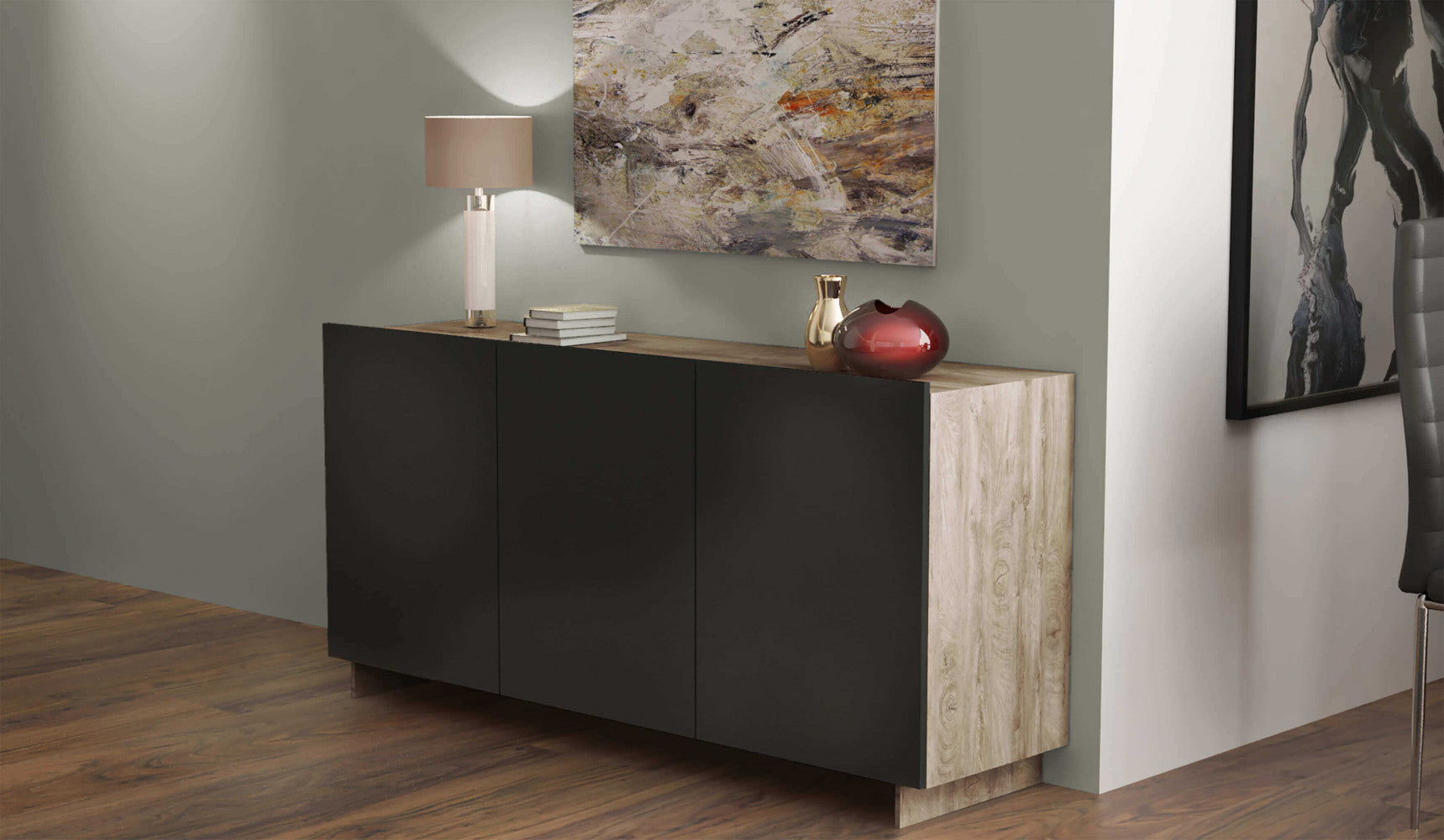 Prospettiva laterale della credenza Carlile in un contesto sofisticato con illuminazione d'accento.