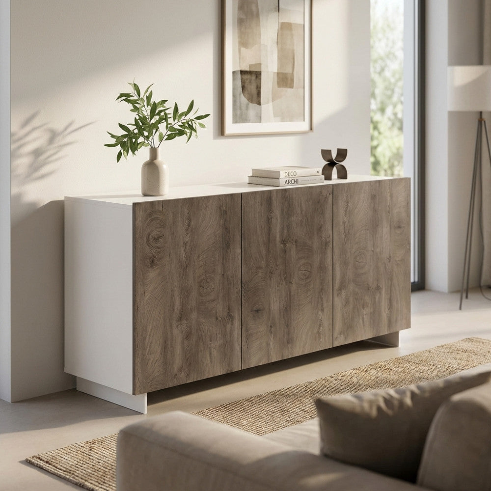 Vista angolare della credenza Carlile, che mostra il contrasto tra le ante in finitura legno e la struttura bianca.