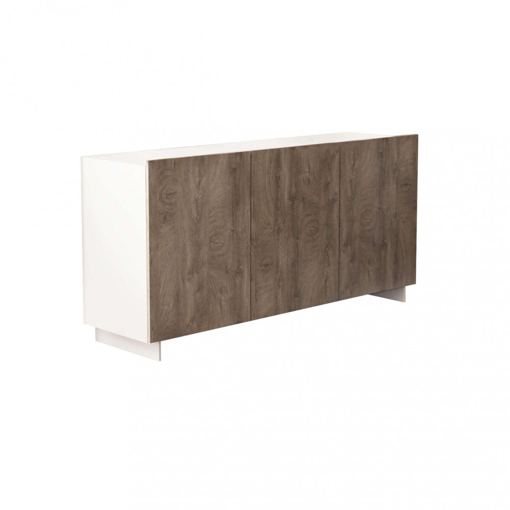 Credenza Carlile isolata su sfondo bianco, evidenziando le tre ante in truciolare bilaminato rovere grigio.