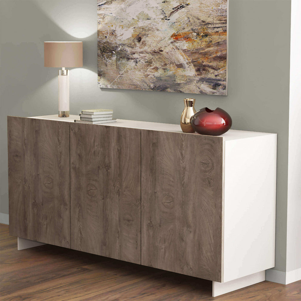 Dettaglio della credenza Carlile in un contesto elegante con lampada da tavolo e vasi decorativi.