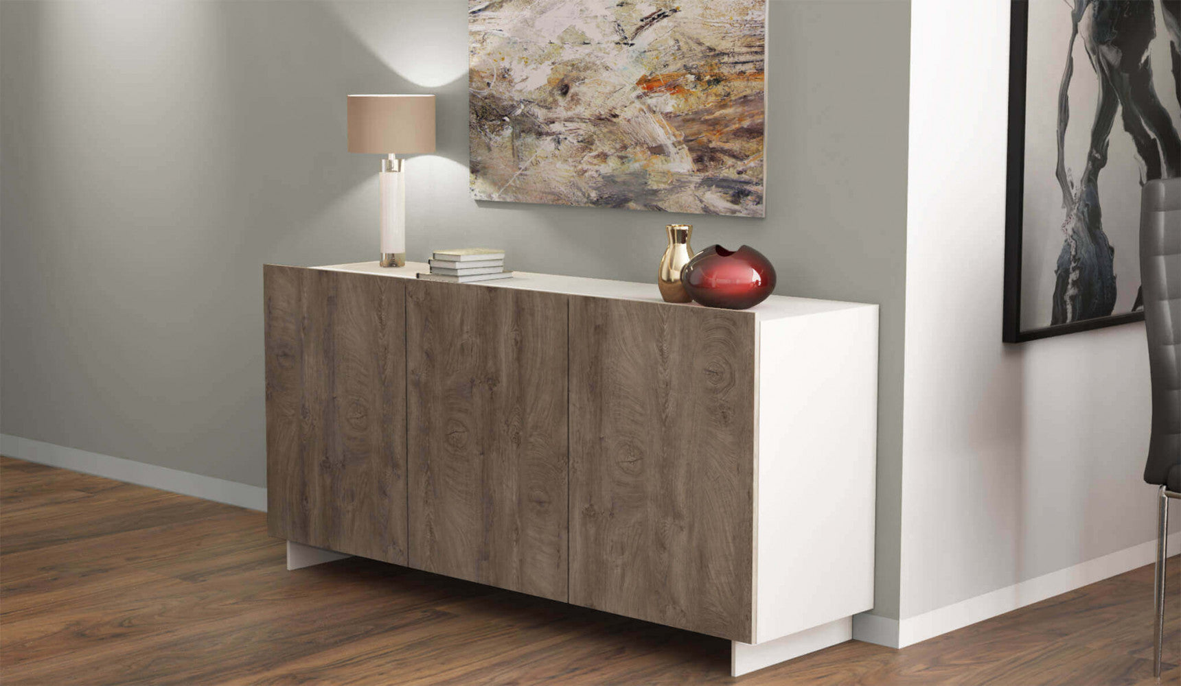 Credenza Carlile inserita in una sala da pranzo moderna con pavimento in parquet scuro e quadro astratto.