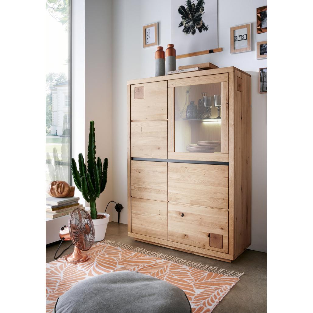 La Credenza Fende I ambientata in un soggiorno moderno con elementi industriali, che ne sottolinea l'eleganza e il carattere distintivo | Albert Stock