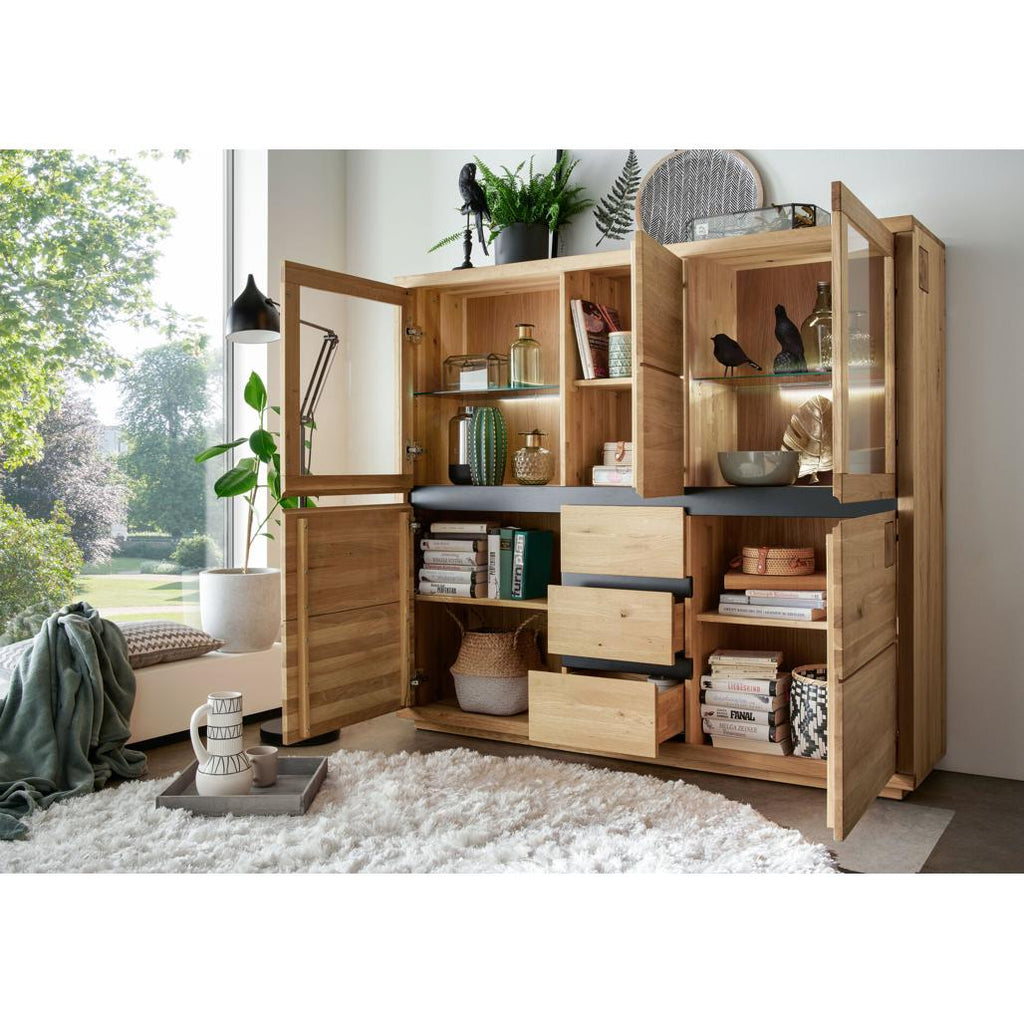 La Credenza Fende II ambientata in un soggiorno moderno con elementi industriali, che ne sottolinea l'eleganza e il carattere distintivo | Albert Stock