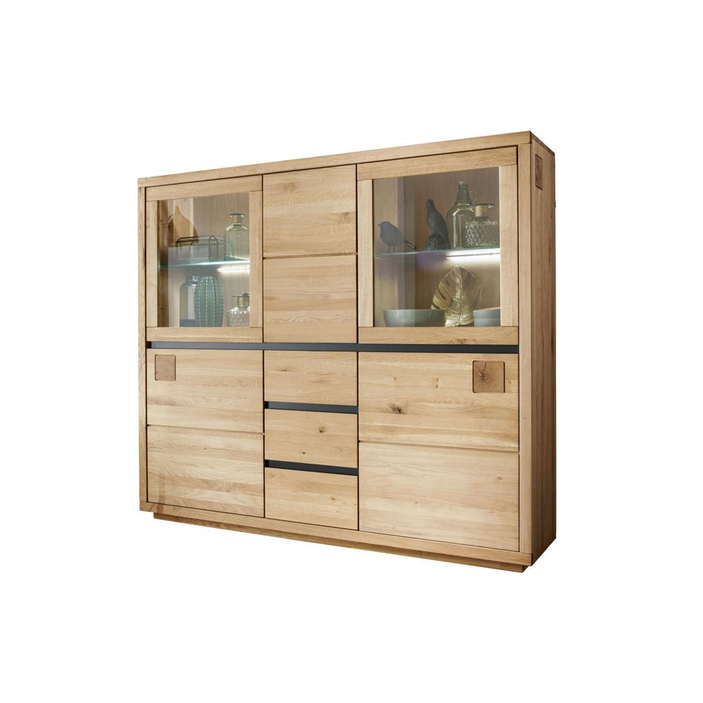 Credenza Fende II in rovere selvatico oliato con ante in legno, ante in vetro e inserti neri, ideale per un soggiorno in stile industriale o loft | Albert Stock