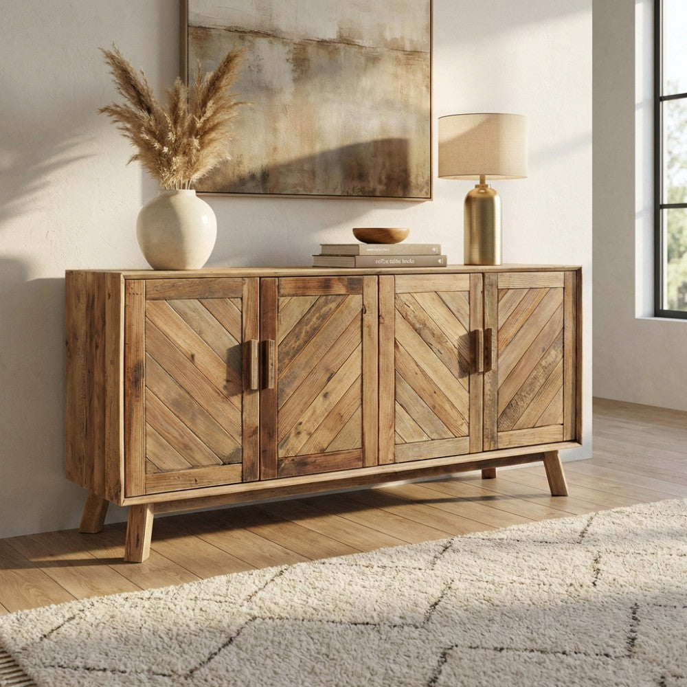 Credenza Roland in pino riciclato marrone ambientata in un soggiorno luminoso con tappeto chiaro e vaso decorativo.