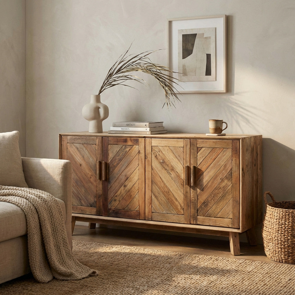 Dettaglio della credenza vintage Roland inserita in un contesto living neutro con poltrona e cesto in vimini.