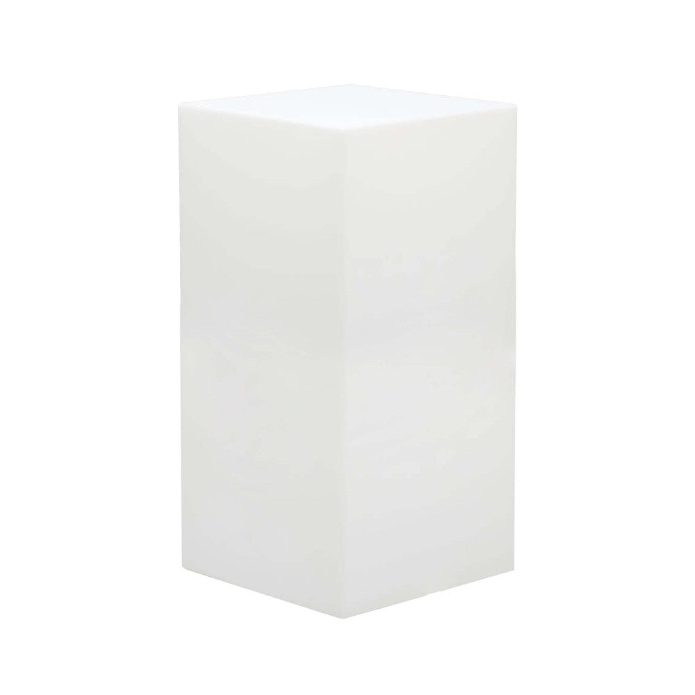Struttura in polipropilene bianco della lampada Cubo Indus su sfondo neutro.